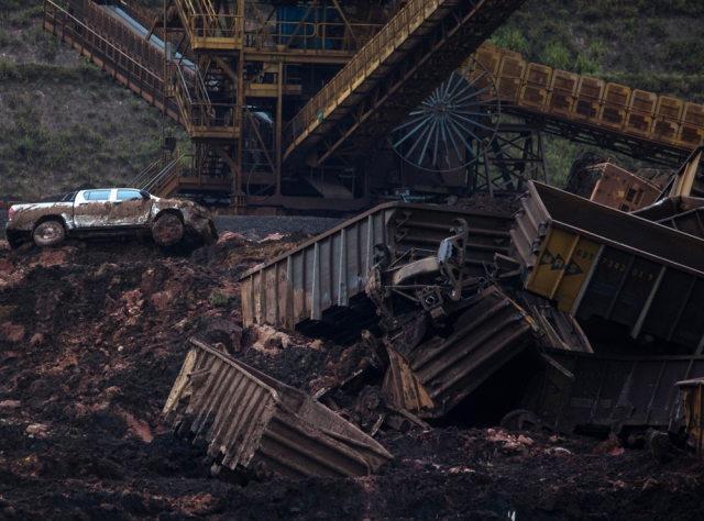  A pick up truck sits among debris after a Vale SA dam burst in Brumadinho, Minas Gerais state, Brazil, on Saturday, Jan. 26, 2019.
