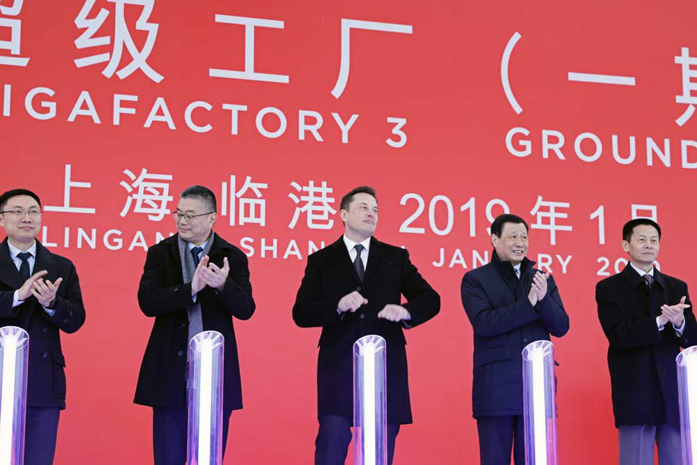  Elon Musk, chief executive officer of Tesla Inc., center, with Shanghai officials during an event at the site of the company’s factory there in 2019.