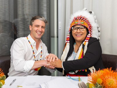 Figure 1 - PBCN Chief Karen Bird and Executive Chairman & CEO Dan Myerson Signing Collaboration Agreement (CNW Group/[nxtlink id=
